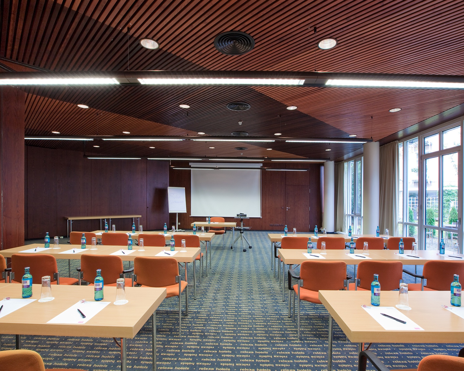 Raum Düsseldorf mit Tageslicht Tagungshotel relexa hotel Bad Steben